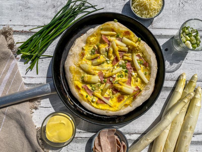 Rezeptbild: Spargelpizza mit Sauce Hollandaise
