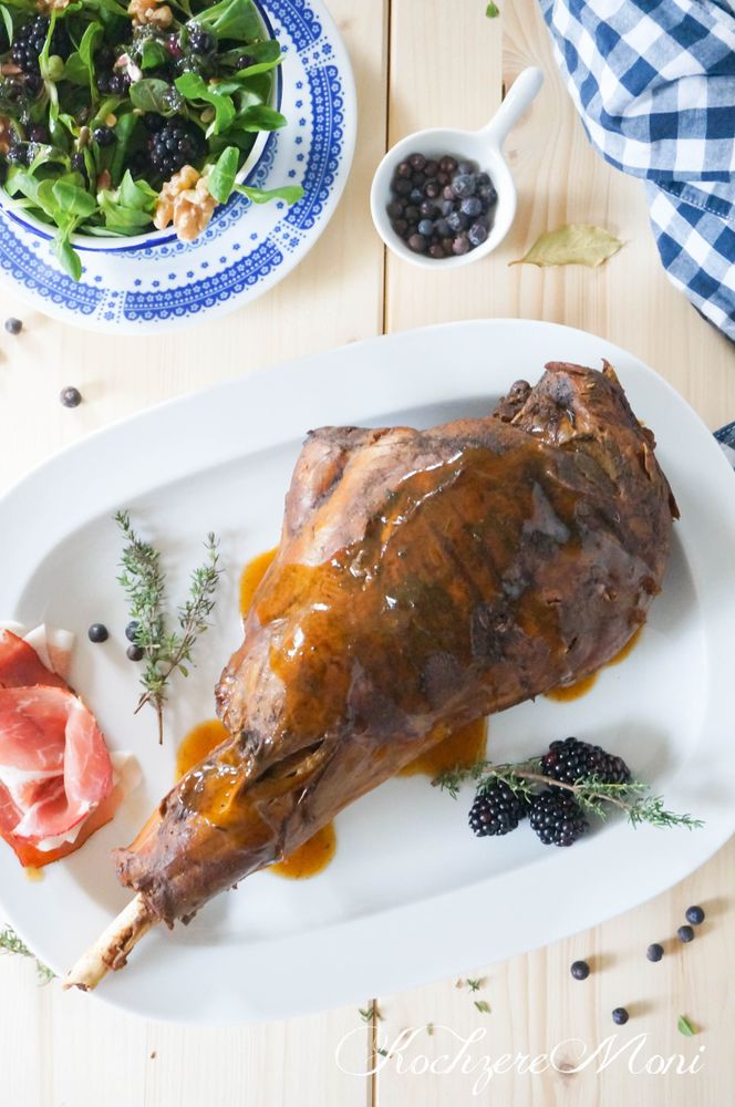 Rezeptbild: Butterzarte Rehkeule + ein Feldsalat mit lila Beeren