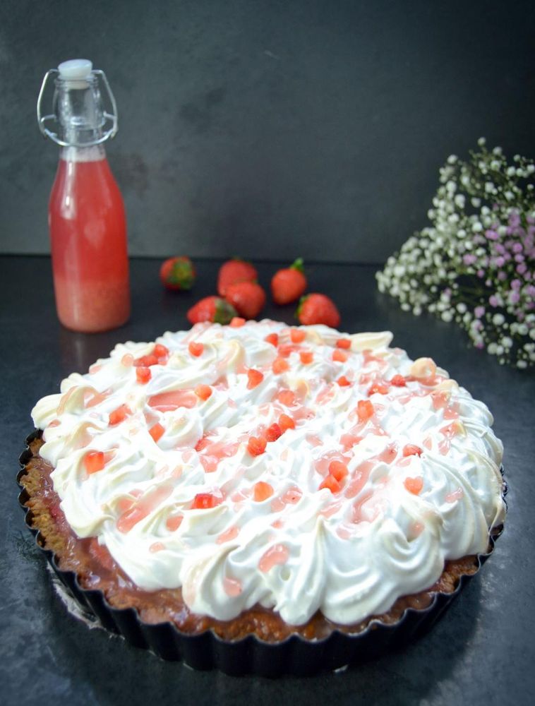Rezeptbild: Rhabarberkuchen mit Baiser und Erdbeeren