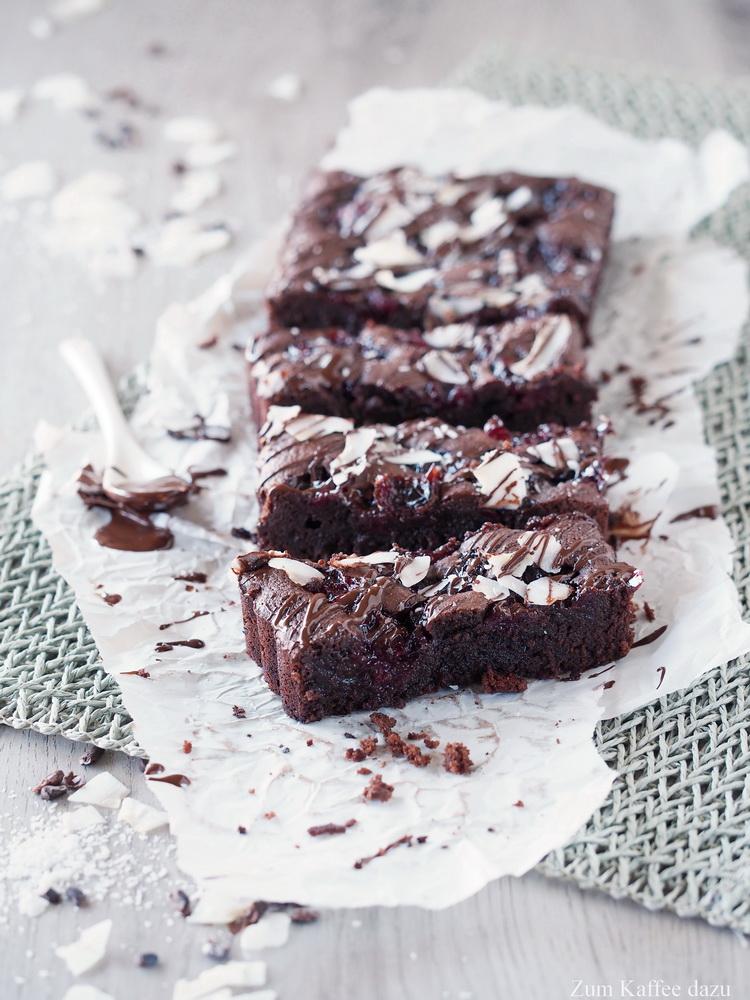 Rezeptbild: Brownie-Tarte mit Kirschen und Kokos