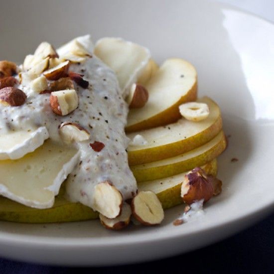 Rezeptbild: Nussjoghurt auf Camembert und Birne