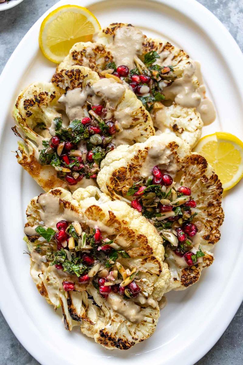 Rezeptbild: Blumenkohl-Steaks mit Tahini-Sauce und Kapern-Salsa