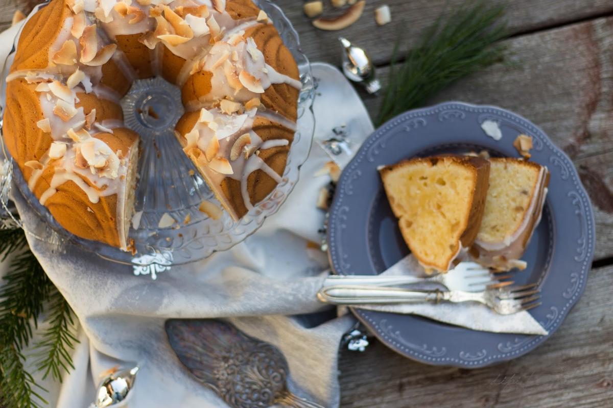 Rezeptbild: Coconut Macadamia Nut Pound Cake mit Snowy Rum Glaze