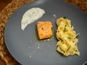 Rezeptbild: LACHS, ALBAÖL, TAGLIATELLE, DILLQUARK