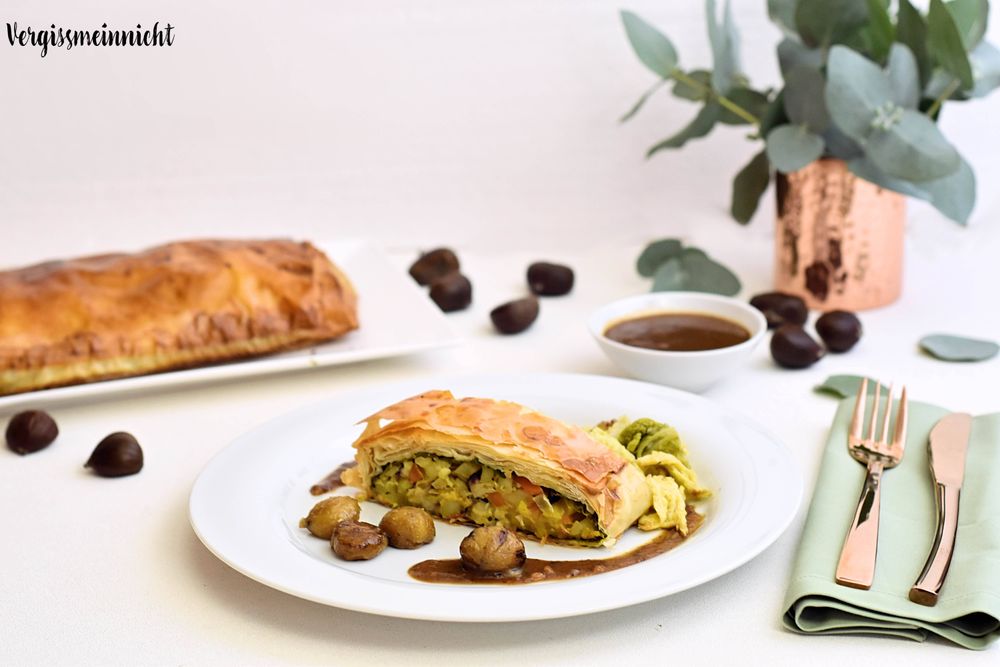 Rezeptbild: Gemüsestrudel mit Wirsing auf Maronensoße 