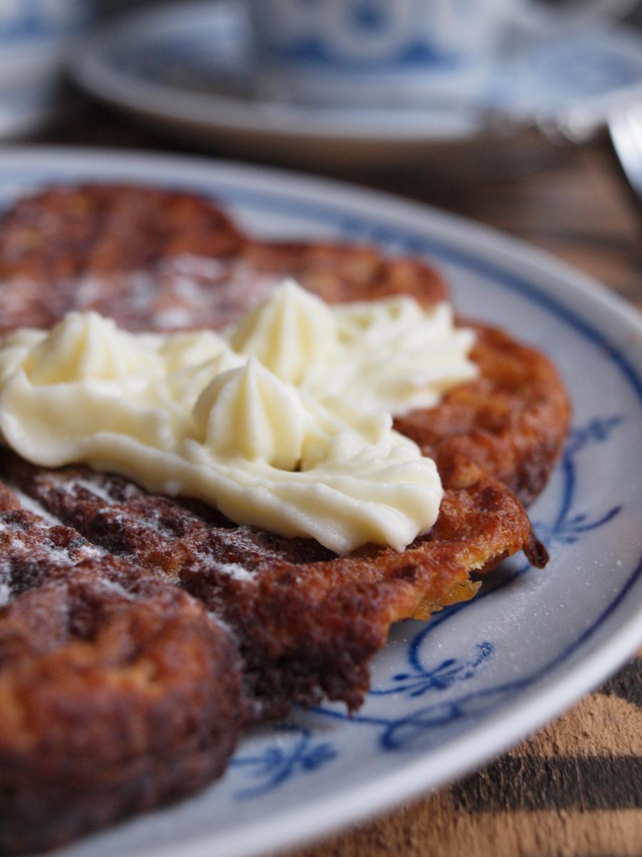 Rezeptbild: Karotten Waffeln mit Frischkäse Frosting