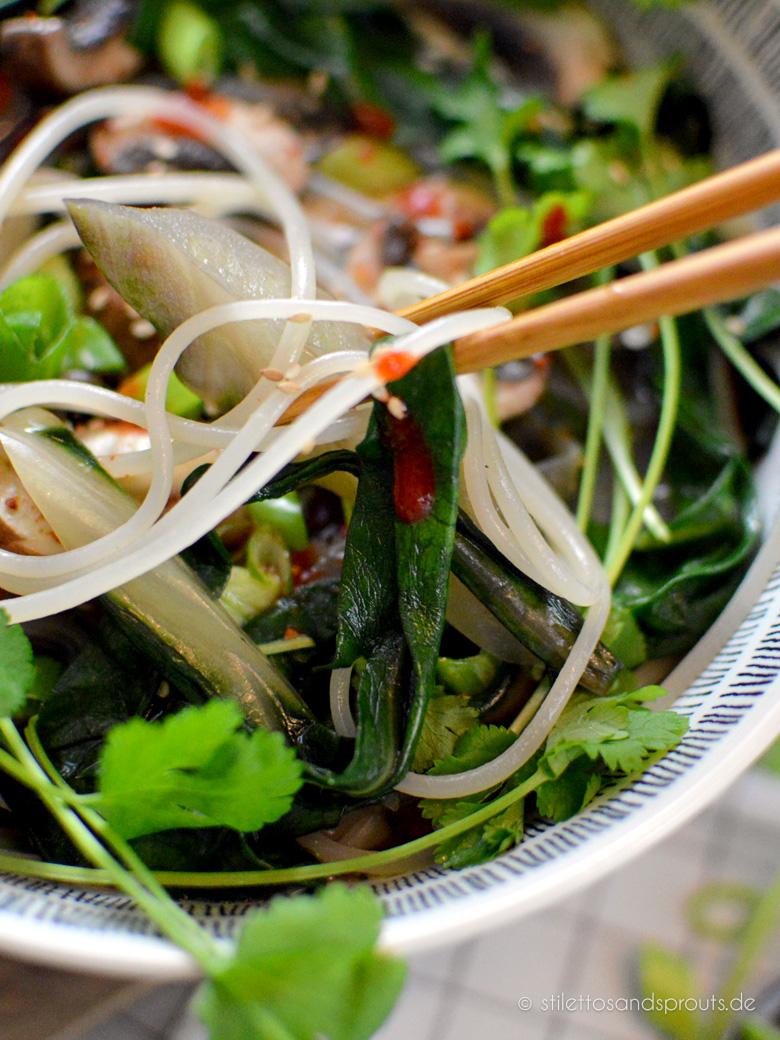 Rezeptbild: Asia Noodle Soup mit Ingwer, Mangold und Reisnudeln