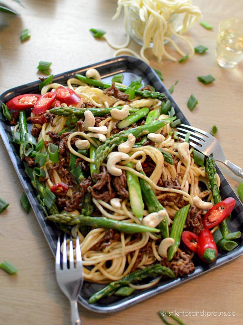 Rezeptbild: Asiatischer Spargel mit Hackfleisch & chinesischen Nudeln