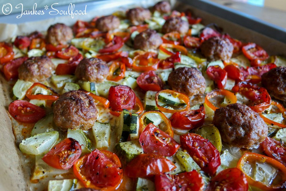 Rezeptbild: Ofengemüse mit scharfen Hackbällchen