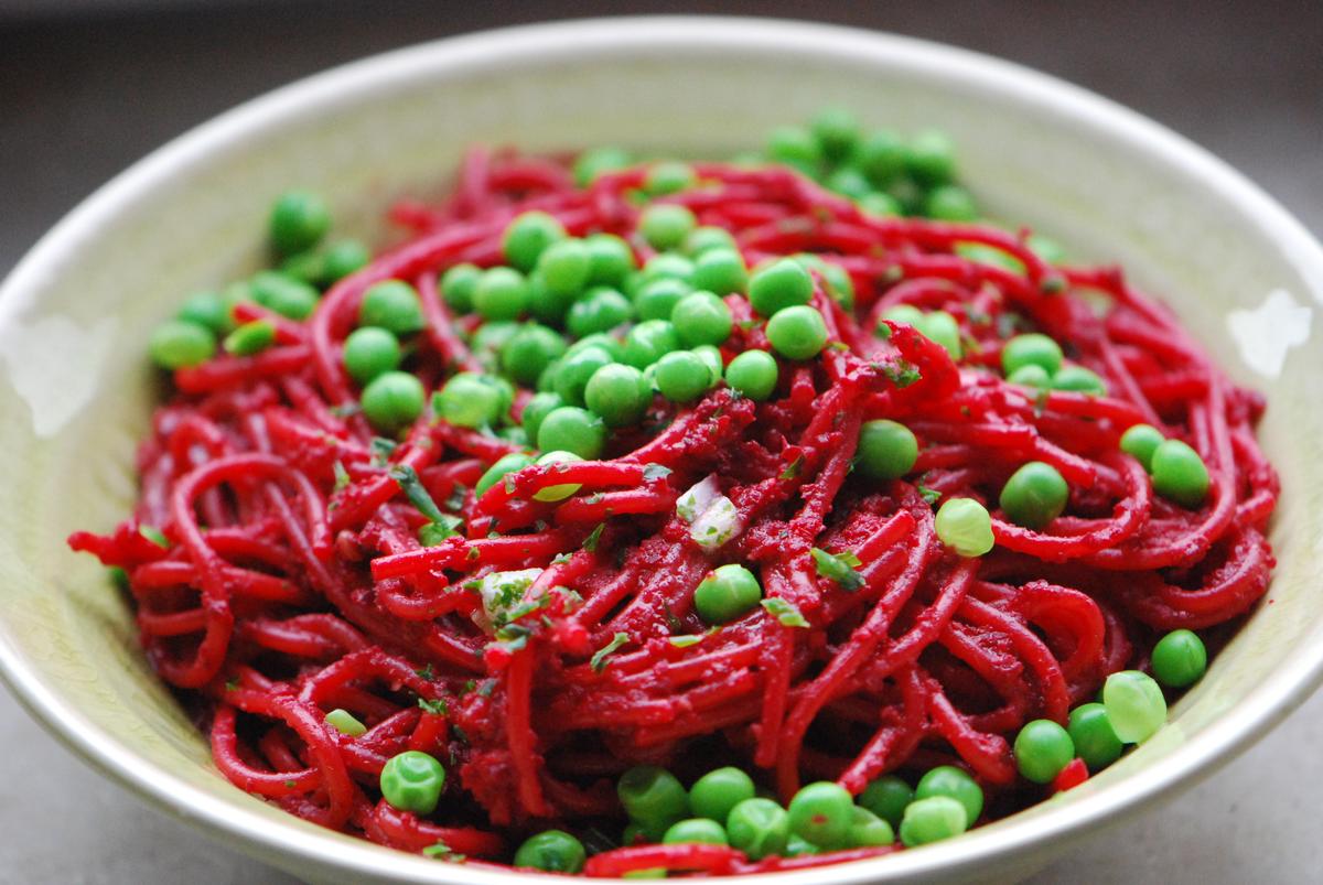 Rezeptbild: Spaghetti mit Rote Bete Pesto & Erbsen