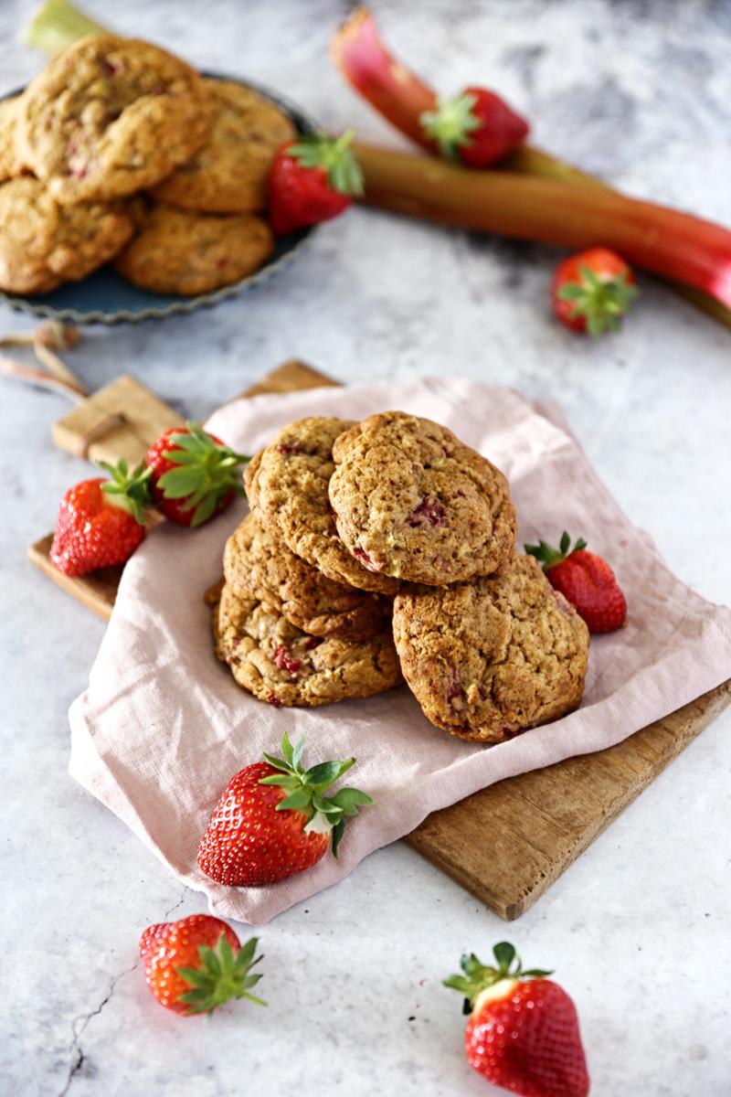 Rezeptbild: FRÜHLING AUF DER ZUNGE: ERDBEERE RHABARBER COOKIES