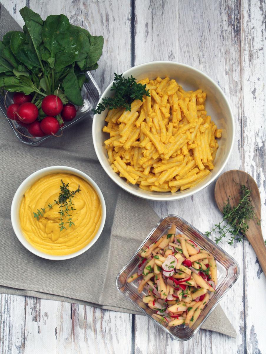 Rezeptbild: Apfel-Radieschen-Salat und Penne mit Kürbis-Cashew-Soße