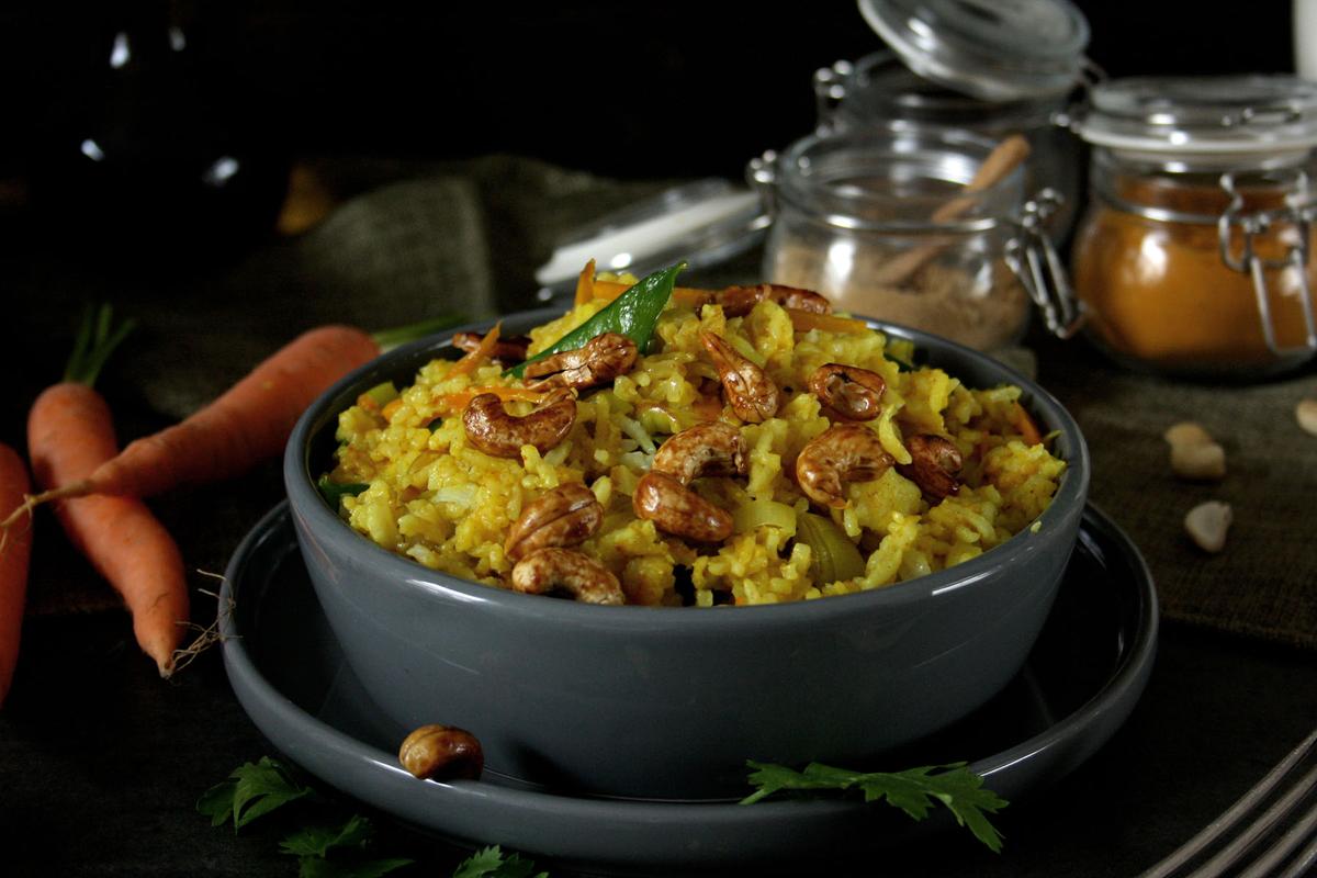 Rezeptbild: Vegetarischer Bratreis mit gerösteten Cashews