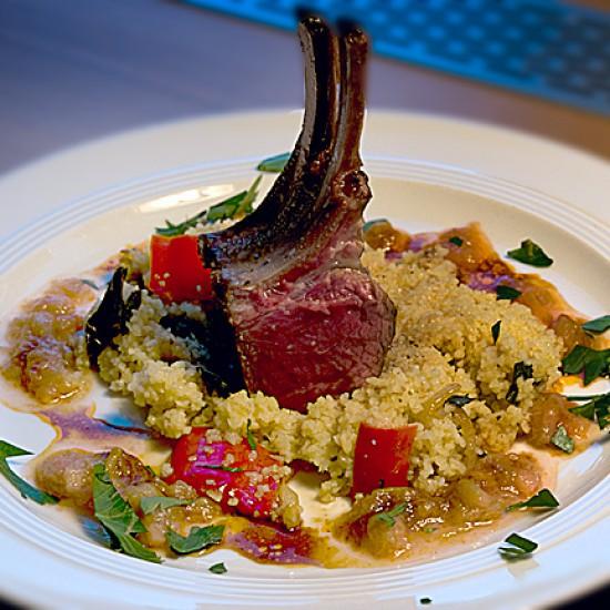Rezeptbild: Rückwärts gebratenes Lammcarrée mit Couscous und Rhabarber-Ingwer-Kompott