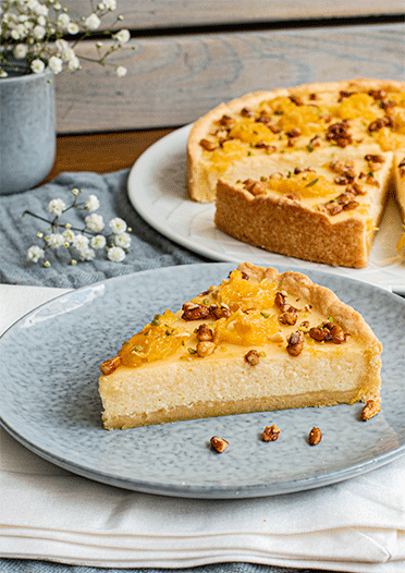 Rezeptbild: Ricotta-Kuchen mit karamellisierten Pinienkernen und Orangen