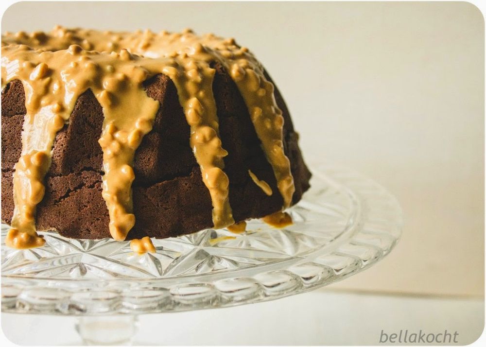 Rezeptbild: Espresso-Guglhupf mit kernigem Erdnussguss