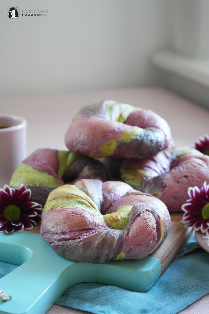 Rezeptbild: Regenbogen Einhorn Bagels natürlich gefärbt