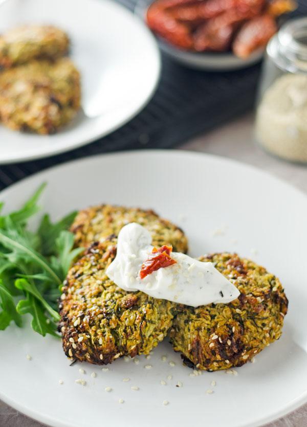 Rezeptbild: ZUCCHINI-PUFFER MIT GETROCKNETEN TOMATEN UND SESAM