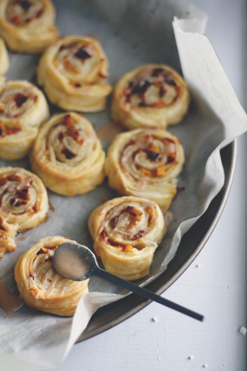 Rezeptbild: Süße Blätterteigschnecken mit Zimt, Datteln, Apfel und Kaki 