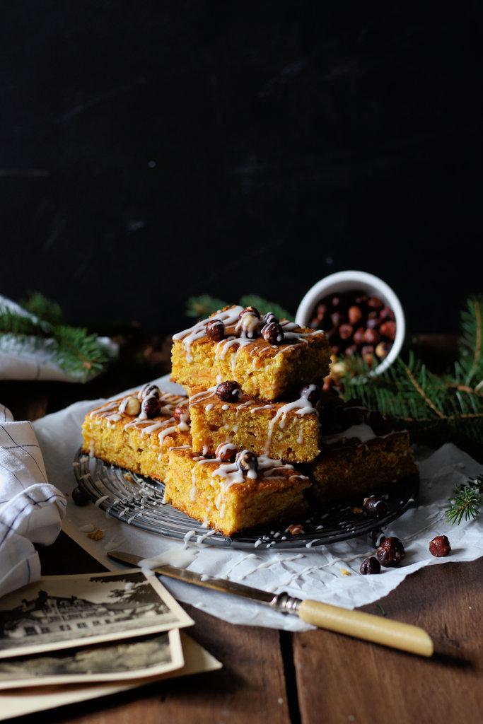 Rezeptbild: Kürbis-Karotten Gewürzkuchen mit gerösteten Haselnüssen und Ahorn Glasur 