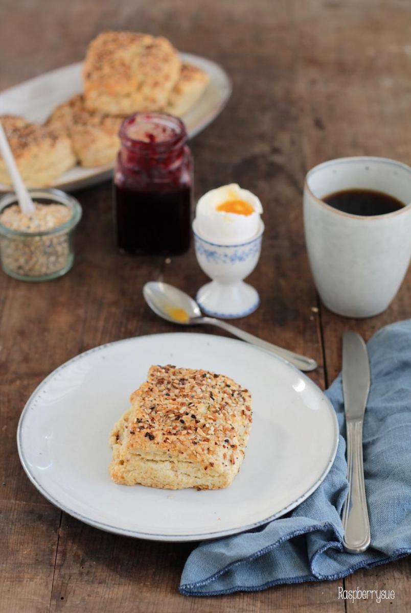 Rezeptbild: Everything Cream Cheese Biscuits