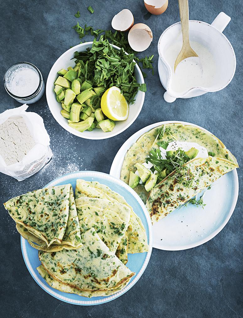 Rezeptbild: Kräuterpfannkuchen mit Avocado und Rucola