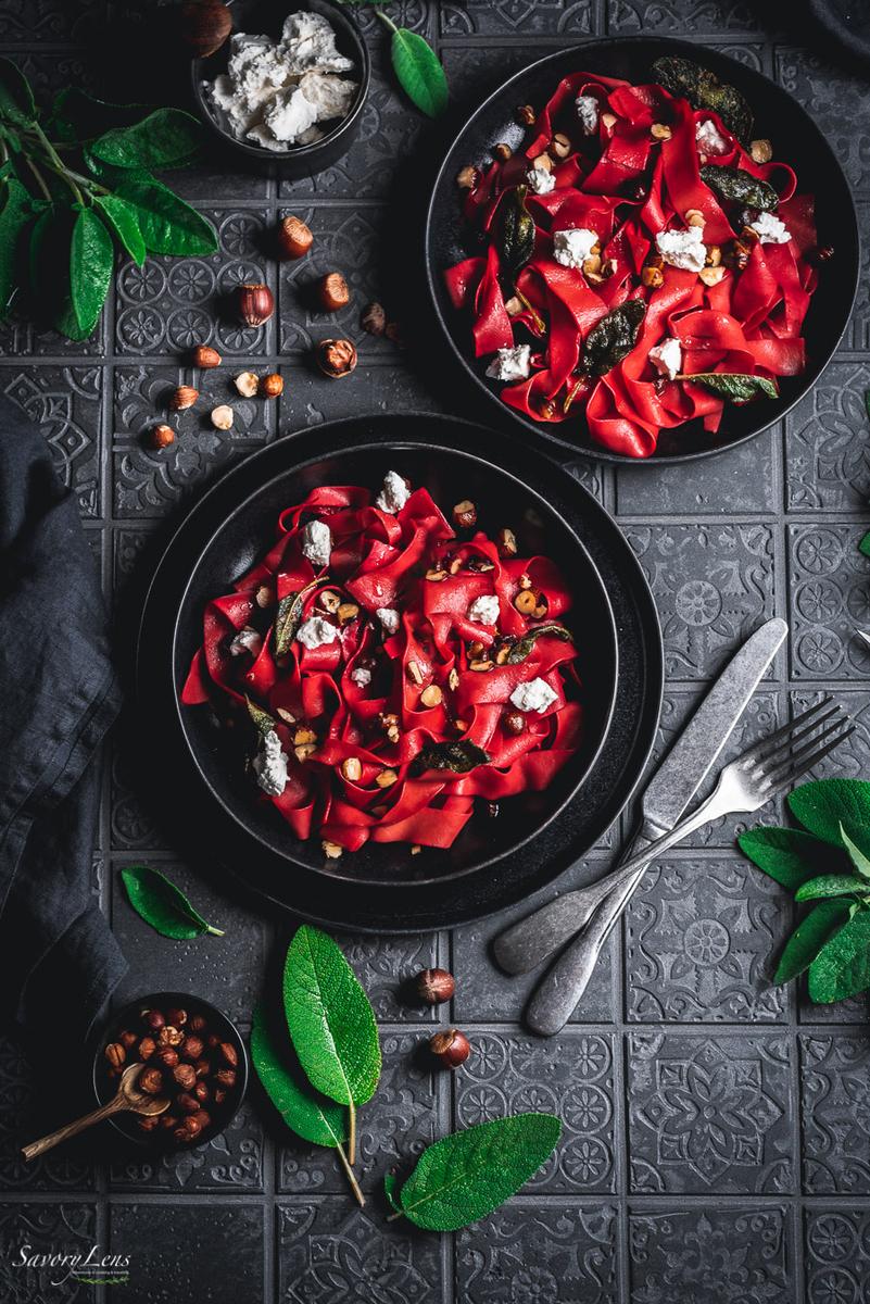 Rezeptbild: Rote Beete-Pappardelle mit Salbei-Haselnussbutter