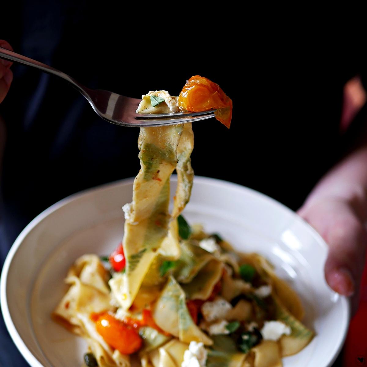 Rezeptbild: Selbstgemachte Pappardelle mit Tomaten, Kapern und Ziegenkäse