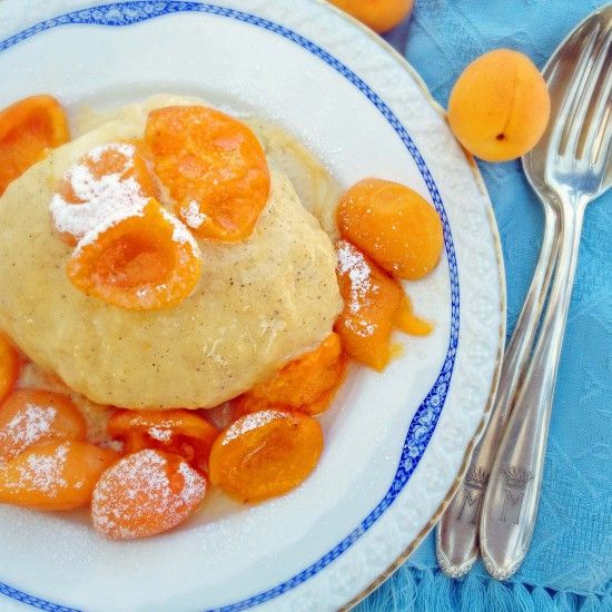 Rezeptbild: Dampfnudeln mit Aprikosenkompott und Vanillesoße