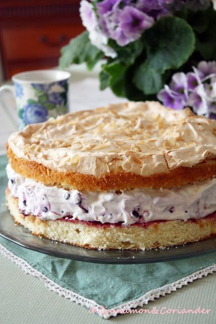 Rezeptbild: Blaubeer Schmand Torte mit Mandel Baiser