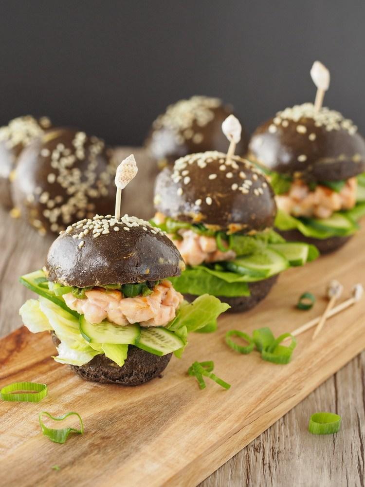 Rezeptbild: Lachs-Burger mit Sepia-Bun, Ingwer und Matcha