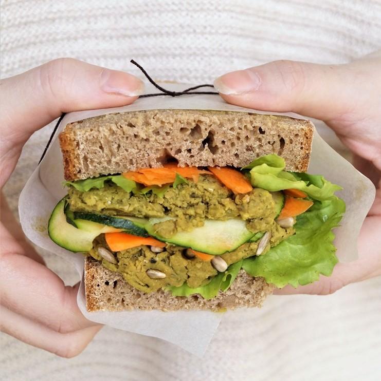 Rezeptbild: Kürbiskern-Hummus // Lunch-Brot