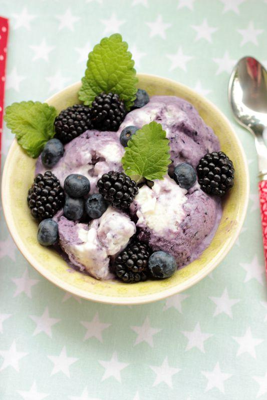 Rezeptbild: Waldbeeren-Buttermilch Eis 