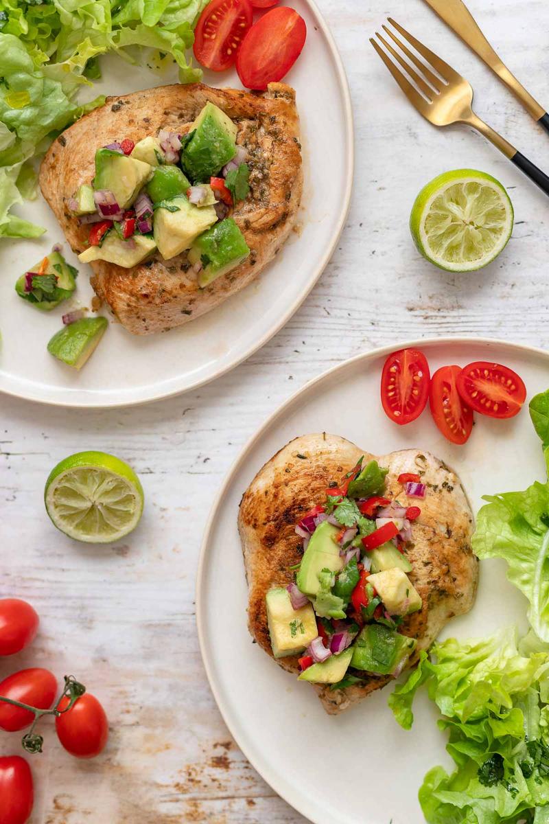 Rezeptbild: Gegrillte Hähnchenbrust mit Avocado-Salsa