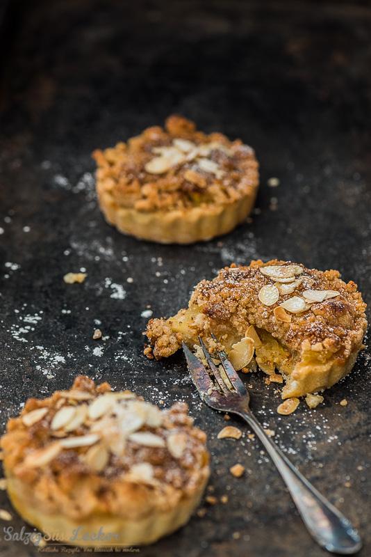 Rezeptbild: Leckere Apfelstreusel-Tarteletts mit Vanillesauce