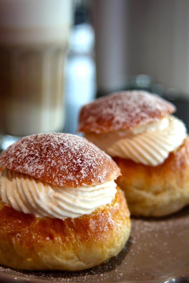 Rezeptbild: Semlor - schwedische Hefebällchen mit Marzipan-Sahnefüllung