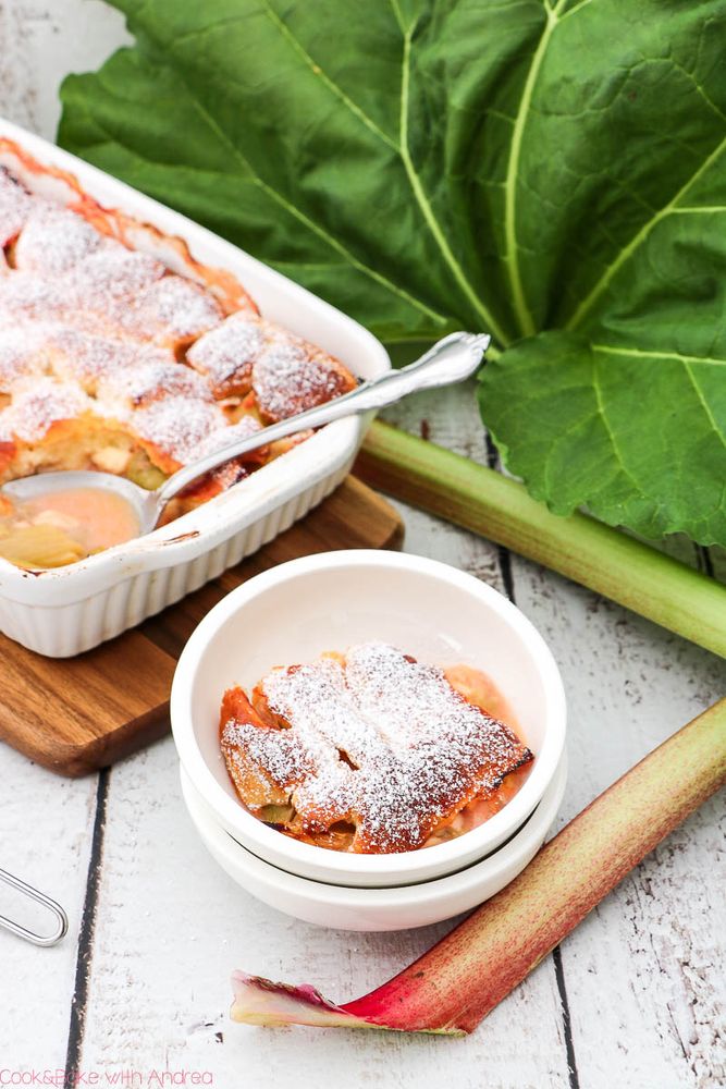 Rezeptbild: Rhabarber-Auflauf mit Brandteig-Topping