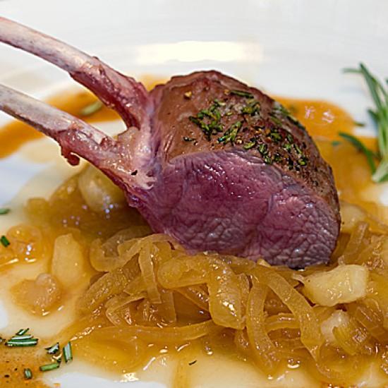 Rezeptbild: Lammcarrée mit Pfirsich-Zwiebel-Ragout und Rosmarinpolenta