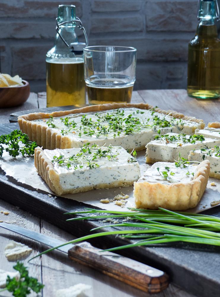 Rezeptbild: HERZHAFTER CHEESECAKE MIT KARTOFFEL CHIPS BODEN UND GARTENKRÄUTERN