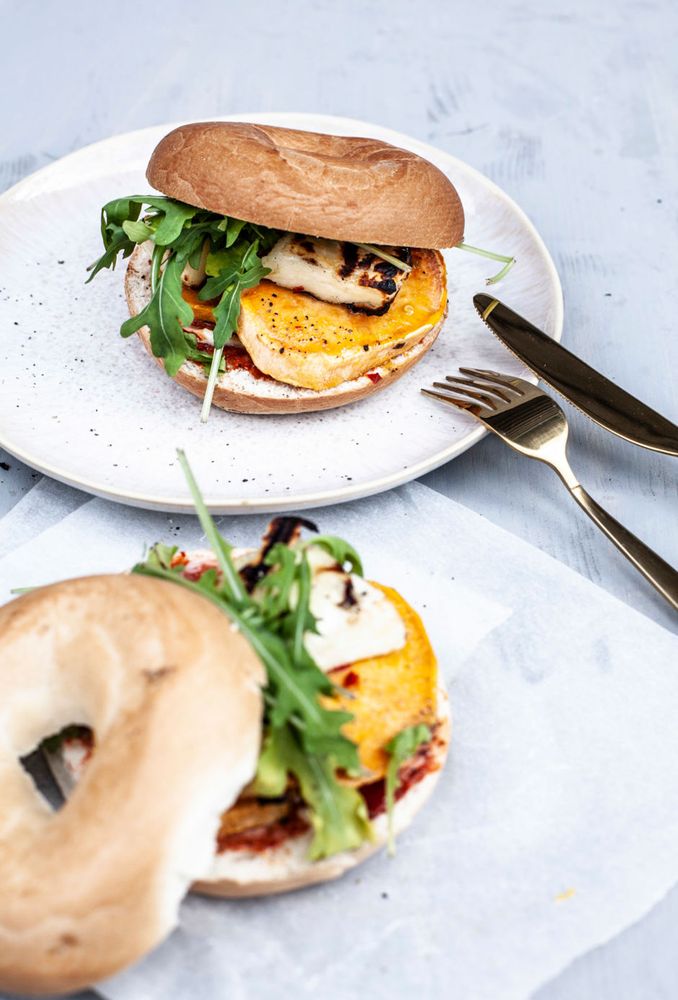 Rezeptbild: Halloumi-Süßkartoffel-Bagel-Burger