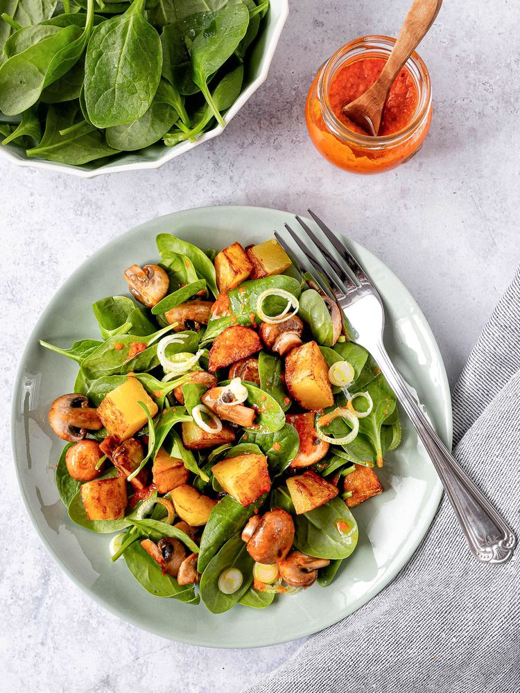 Rezeptbild: Spinatsalat mit Kartoffelwürfeln und Harissa