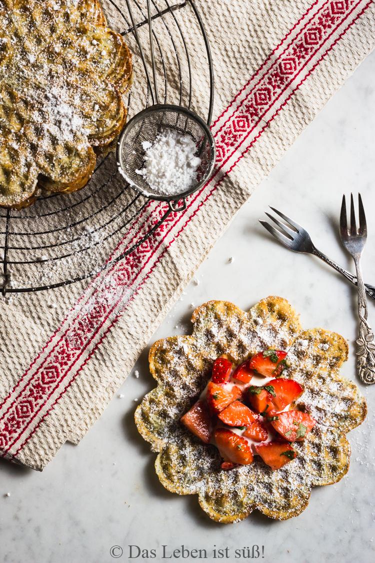 Rezeptbild: Mohnwaffeln mit Erdbeeren und Minze