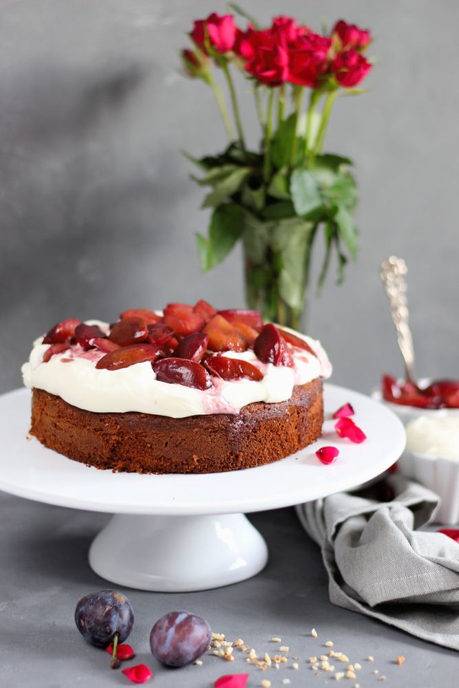 Rezeptbild: Mandelkuchen mit Zimtcreme und karamellisierten Rotweinpflaumen