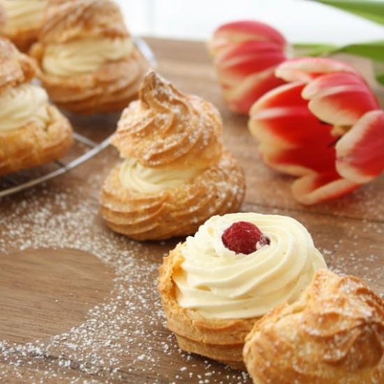Rezeptbild: Zarte Windbeutel mit weißer Ganache