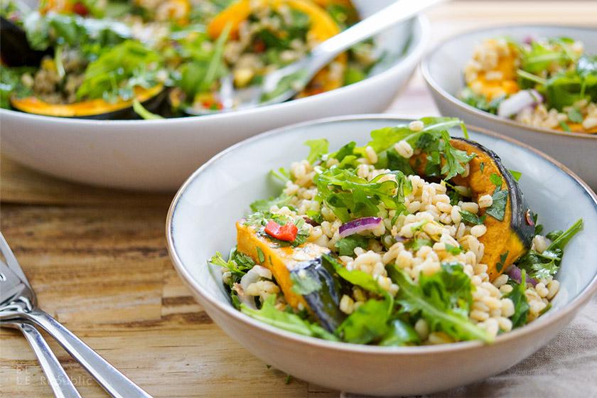 Rezeptbild: Gerstensalat mit geröstetem Kürbis