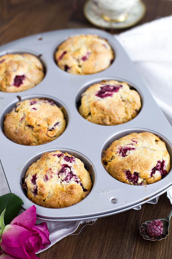 Rezeptbild: Bakery Style Himbeermuffins mit weißer Schokolade