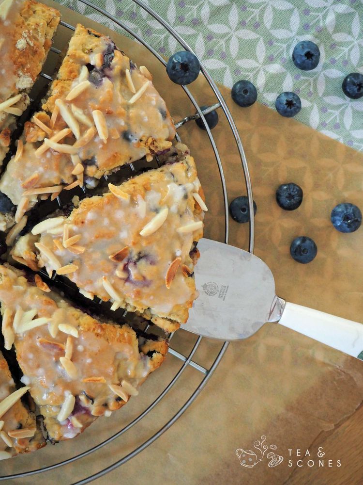 Rezeptbild: Sommerlich fruchtige Scones mit Blaubeeren und Kokosmilch backen