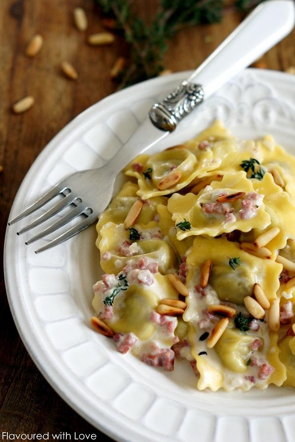 Rezeptbild: Steinpilzravioli mit Mascarpone, Pancetta und Pinienkernen