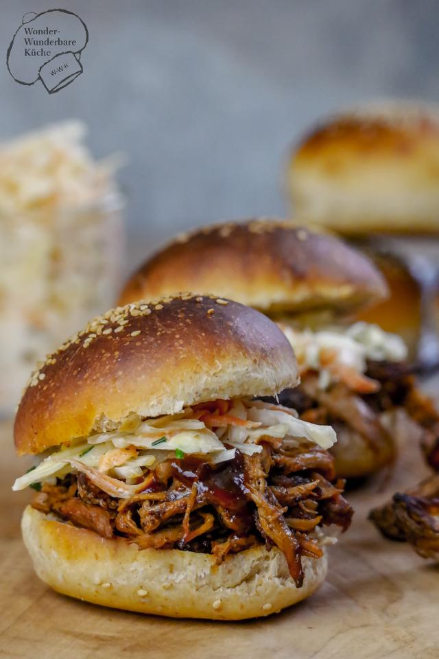 Rezeptbild: Pulled Pork aus dem Backofen, selbstgemachte Burger-Buns und Coleslaw