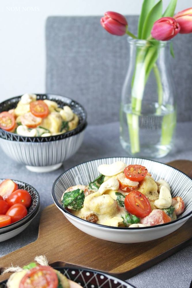 Rezeptbild: Tortelloni mit Cashew-Sauce, Tomaten & Babyspinat